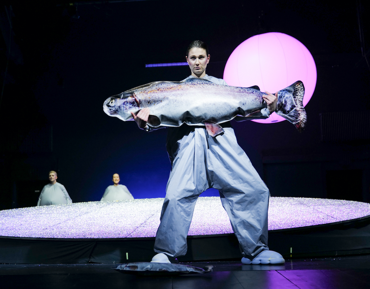 Schau, der Mau! – Landestheater Schwaben – Autor und Regisseur Sergej Gößner erforscht in seiner lokalkolorierten Komödie Mythen des Mondes und die Ortsgeschichte Memmingens